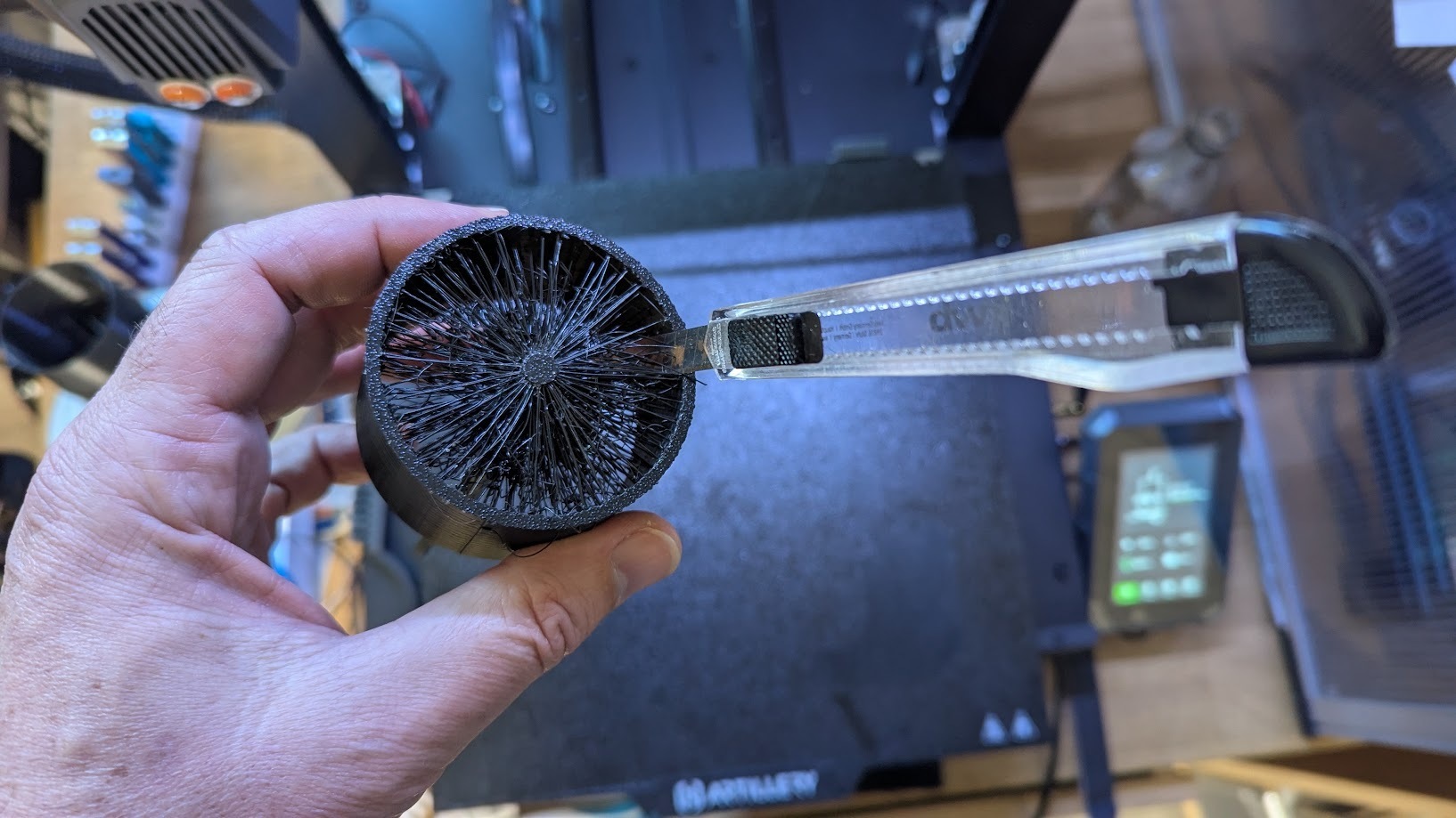 Messer schneidet Filament im Ring ab